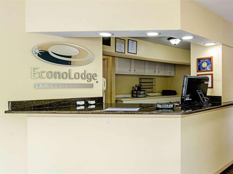 Econo Lodge Lynchburg Bagian luar foto