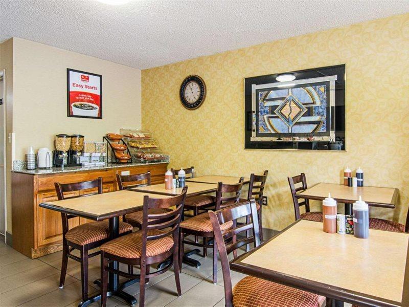 Econo Lodge Lynchburg Bagian luar foto