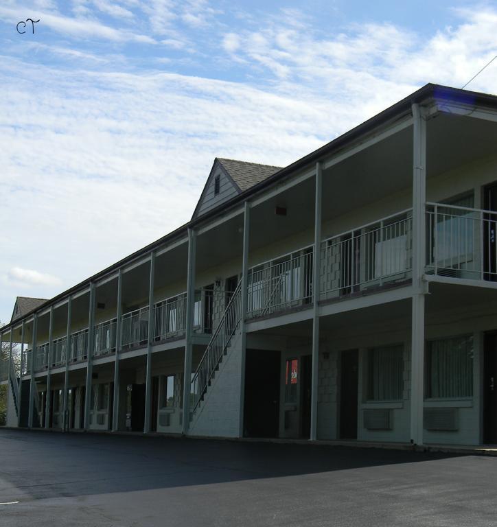 Econo Lodge Lynchburg Bagian luar foto
