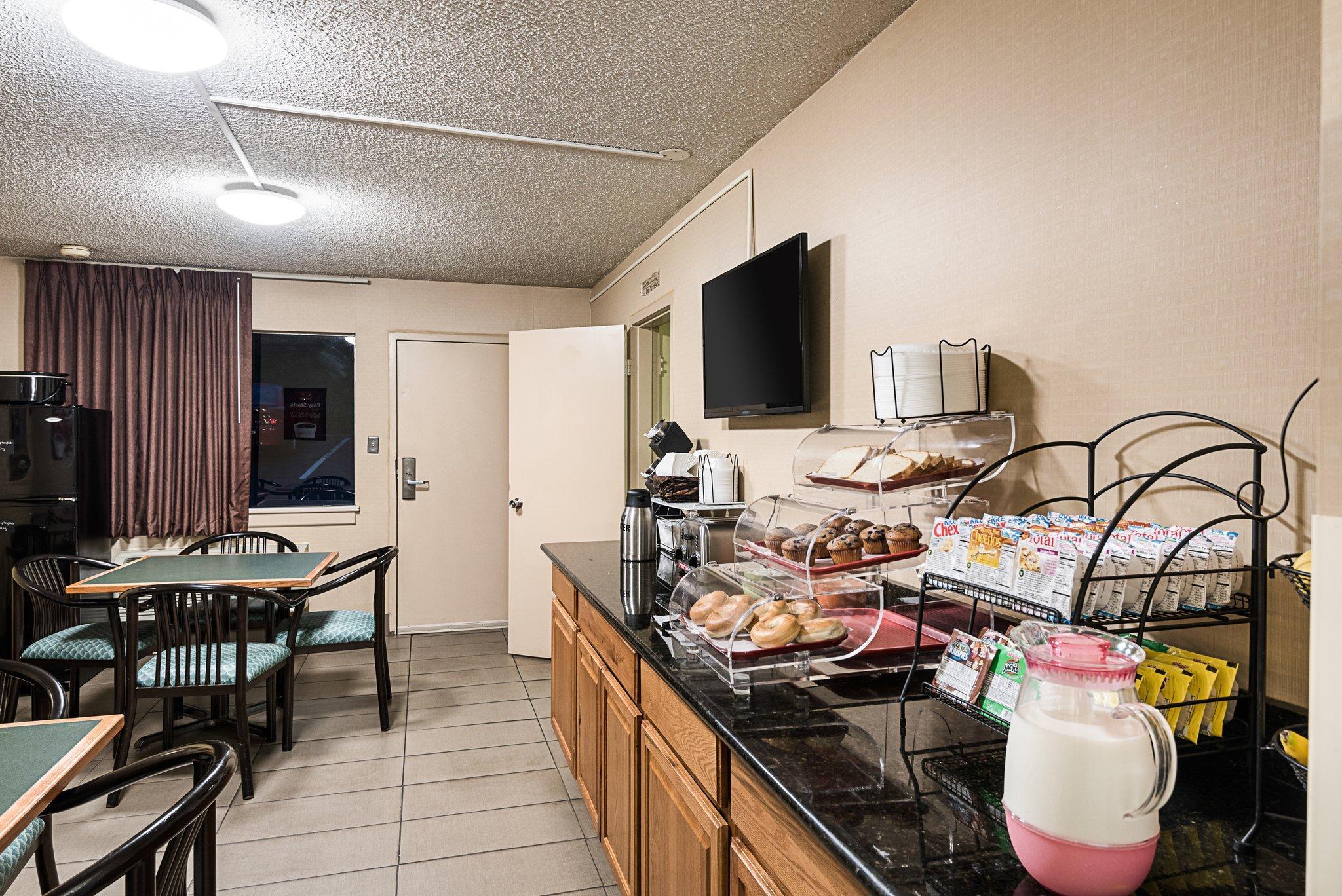 Econo Lodge Lynchburg Bagian luar foto