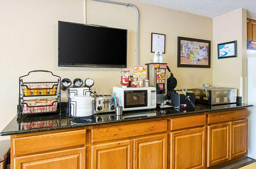 Econo Lodge Lynchburg Restoran foto