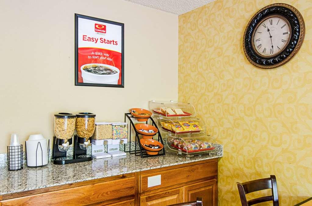 Econo Lodge Lynchburg Restoran foto