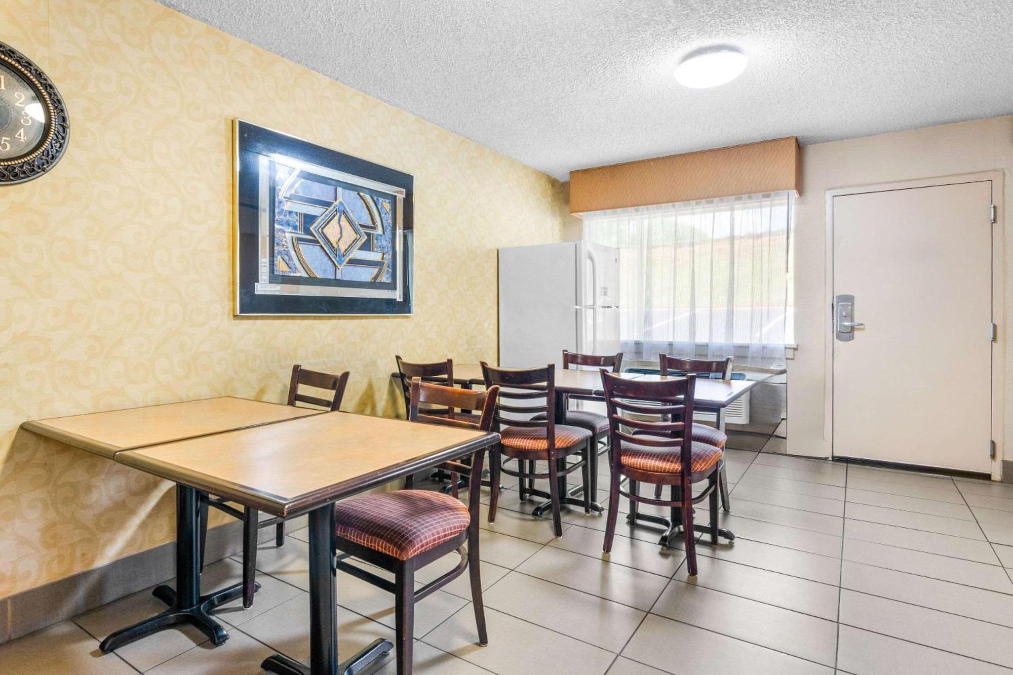 Econo Lodge Lynchburg Bagian luar foto