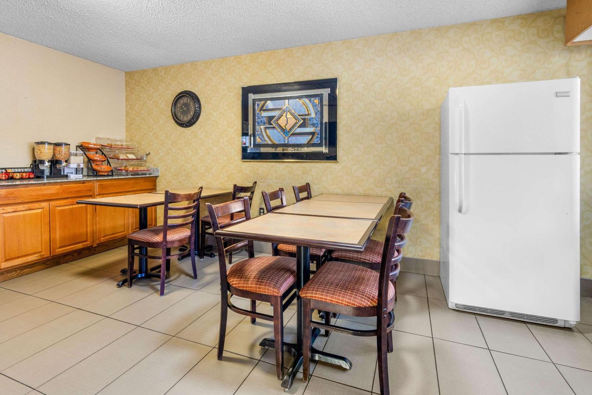Econo Lodge Lynchburg Bagian luar foto