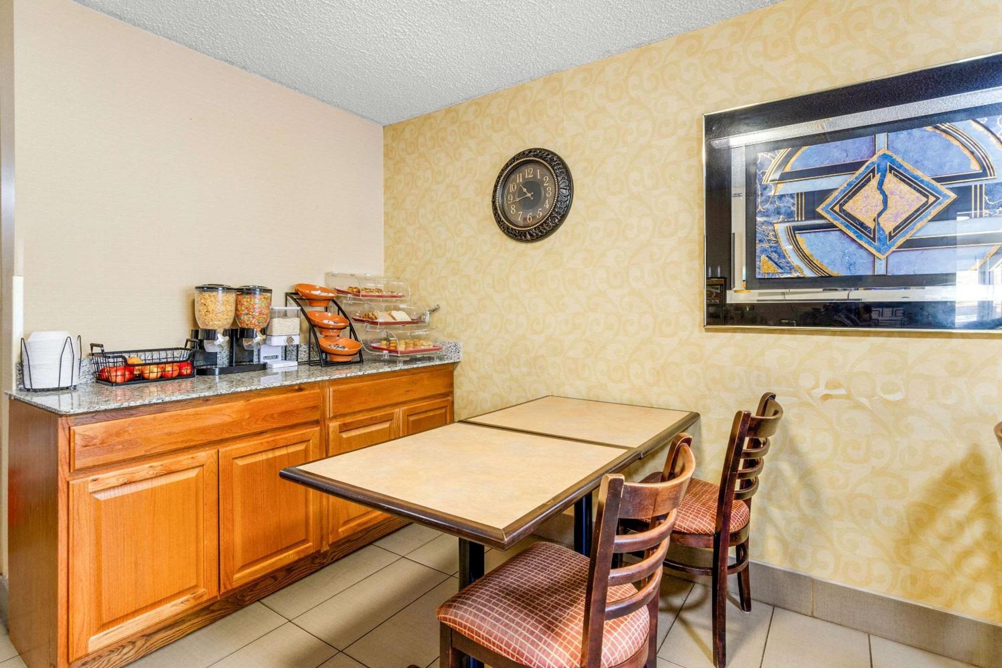 Econo Lodge Lynchburg Bagian luar foto