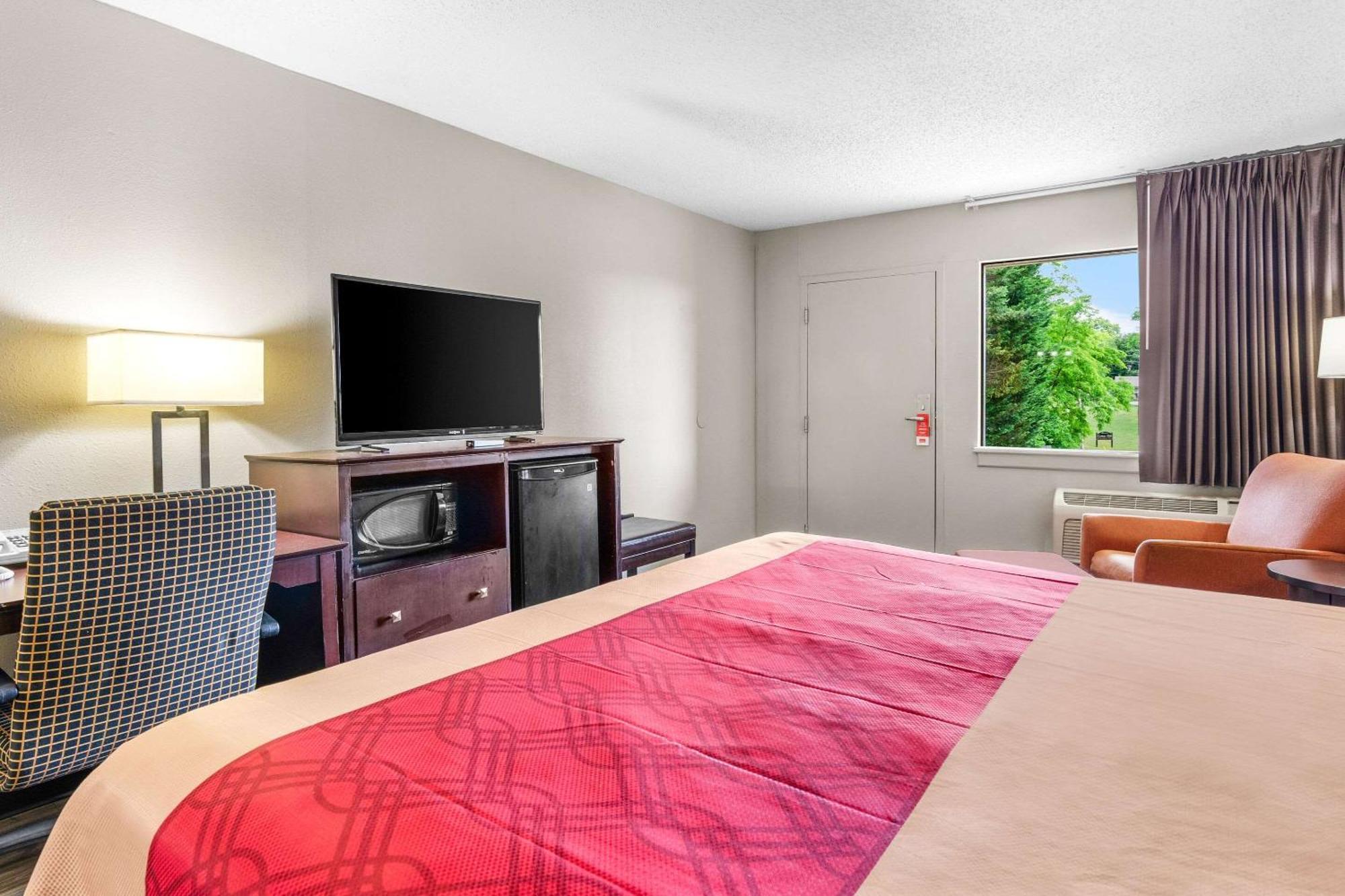 Econo Lodge Lynchburg Bagian luar foto