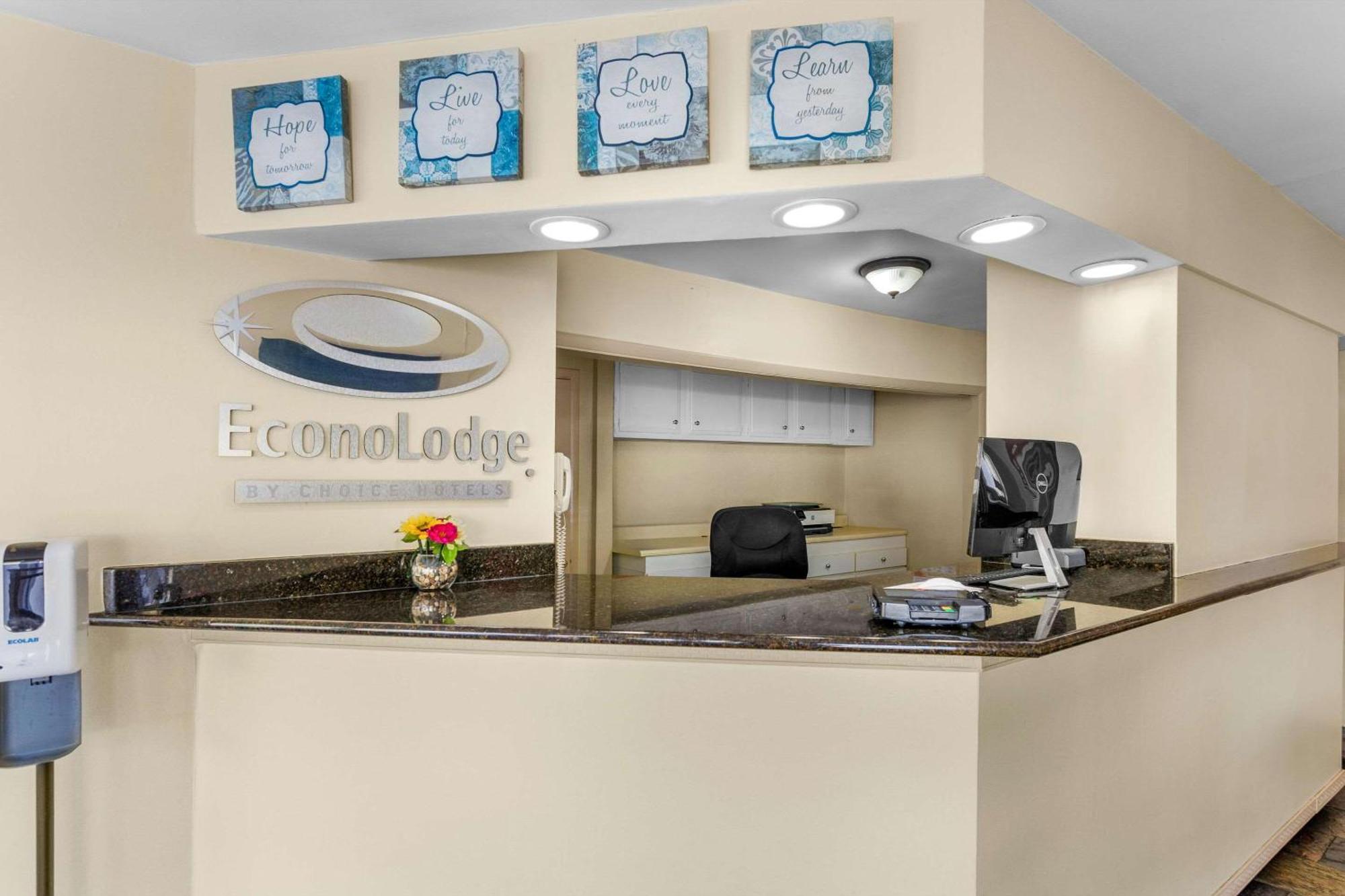 Econo Lodge Lynchburg Bagian luar foto
