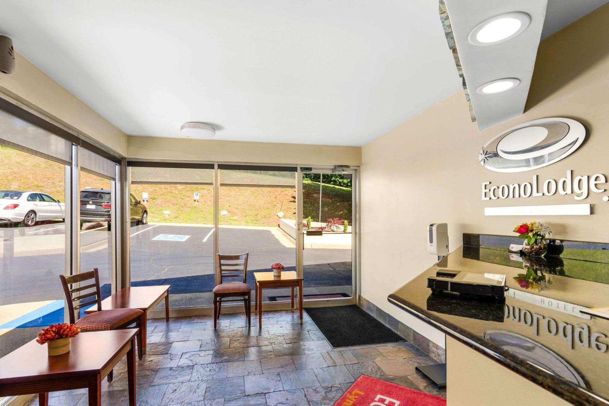 Econo Lodge Lynchburg Bagian luar foto