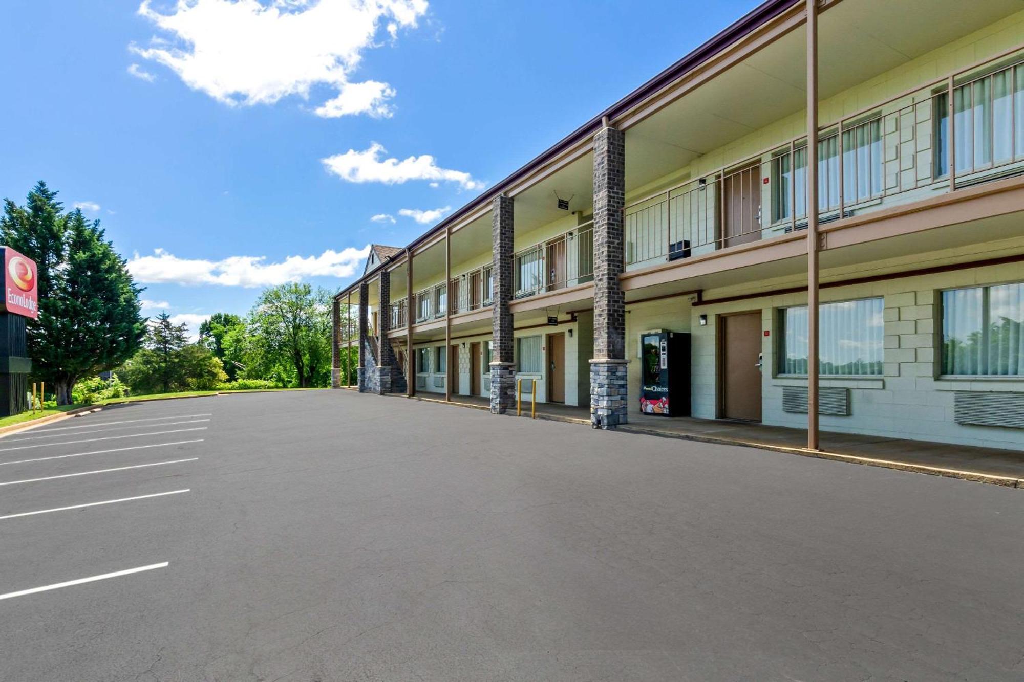 Econo Lodge Lynchburg Bagian luar foto
