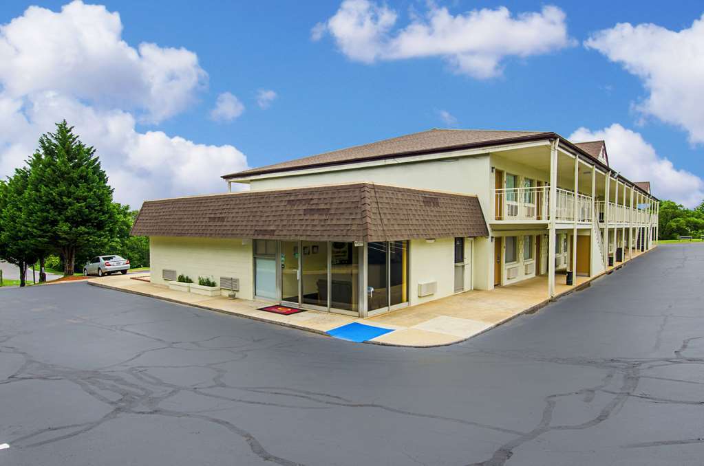 Econo Lodge Lynchburg Bagian luar foto